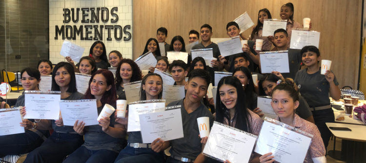 Arcos Dorados entregó diplomas a los primeros graduados de “Creando tu futuro” en Barrio 31