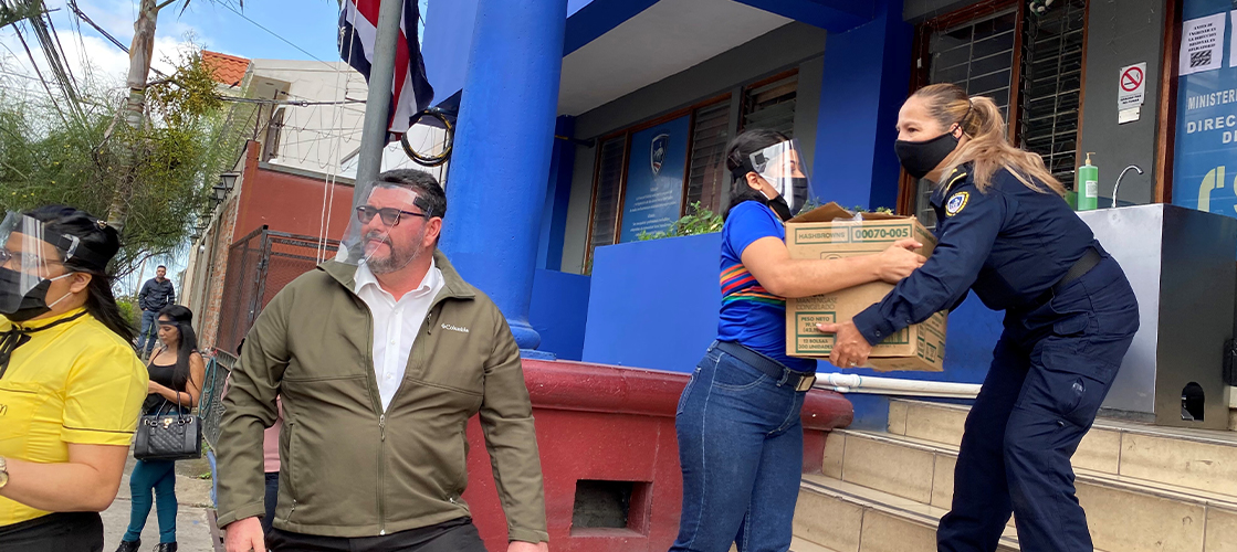 Donamos más de 8 toneladas de alimentos a los oficiales de Fuerza Pública de Costa Rica