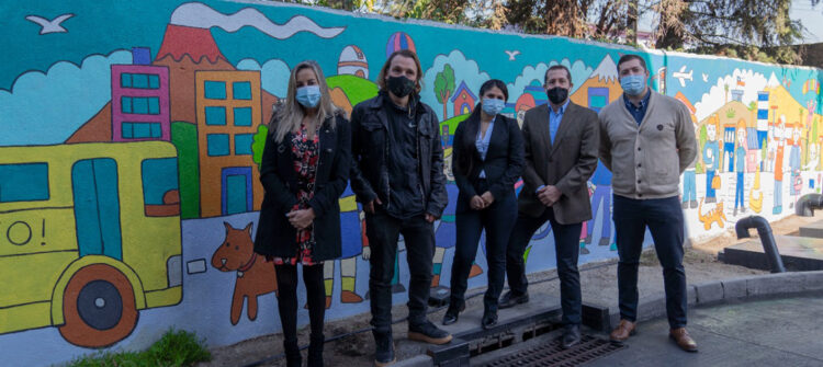 Presentamos un mural sustentable que purifica y descontamina el aire en Chile