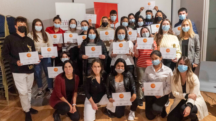 Jóvenes uruguayos recibieron certificado de formación en habilidades socioemocionales