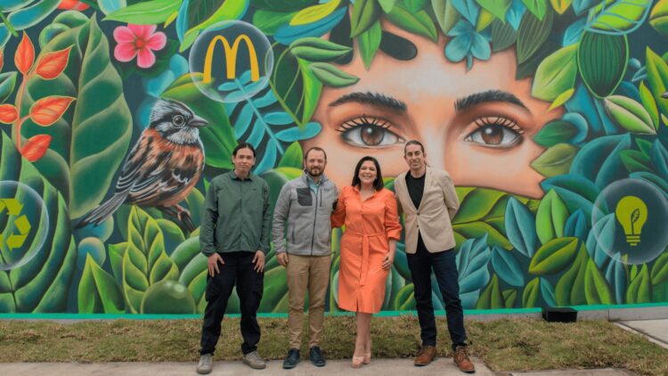 Inauguramos nuestro primer restaurante sustentable en Quito que cuenta con un novedoso mural ecológico
